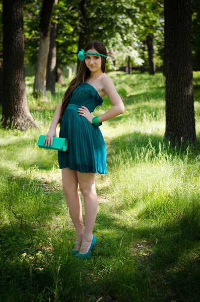 Schoonheid in groene jurk — Stockfoto