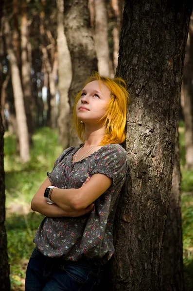 Flicka i skogen — Stockfoto