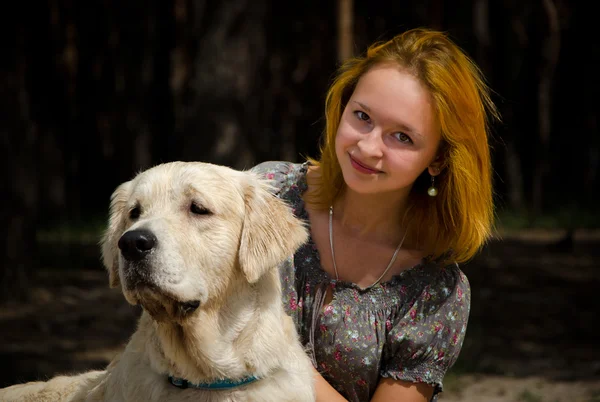 Menina com um cachorro grande — Fotografia de Stock