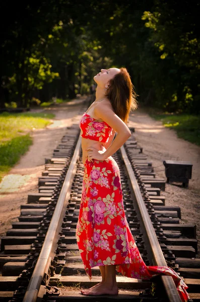 Menina em uma ferrovia — Fotografia de Stock