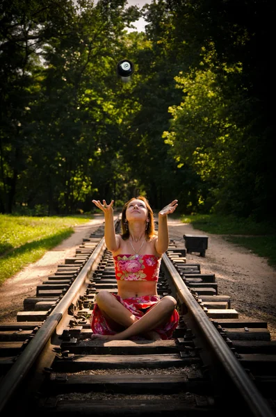 Ragazza su una ferrovia wiht 8ball — Foto Stock