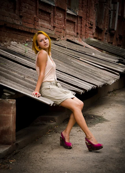 Girl on the roof of a basement — Stock Photo, Image