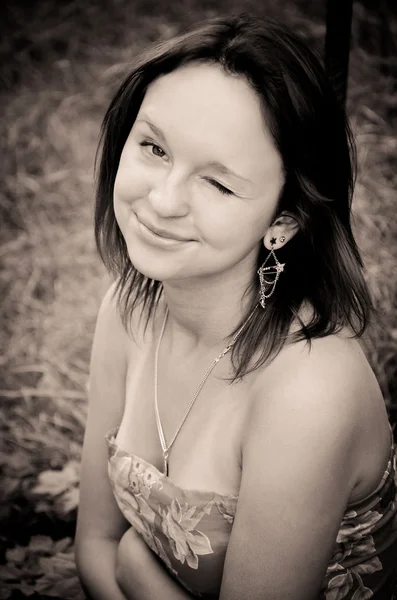 Sepia retrato de una niña en el bosque — Foto de Stock