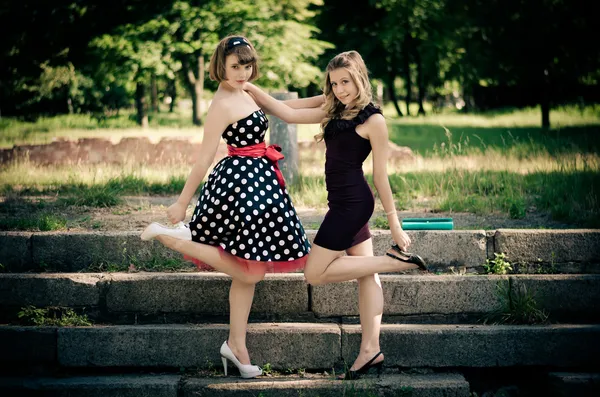 Chicas en un parque — Foto de Stock