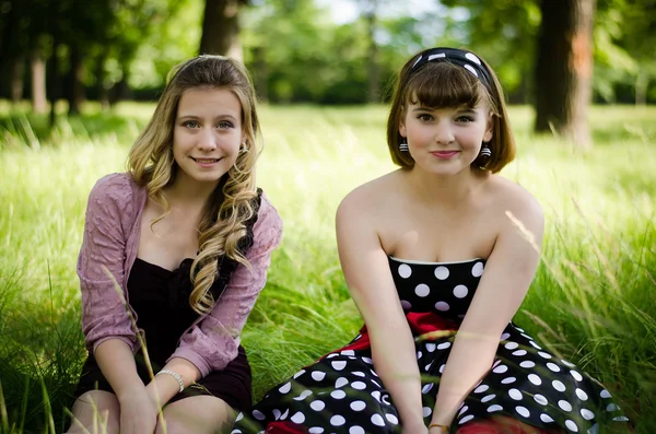 Meisjes in een park — Stockfoto