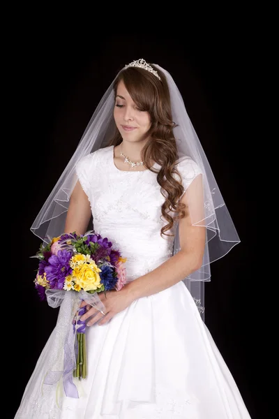 Bruid kijkt neer op bloem — Stockfoto