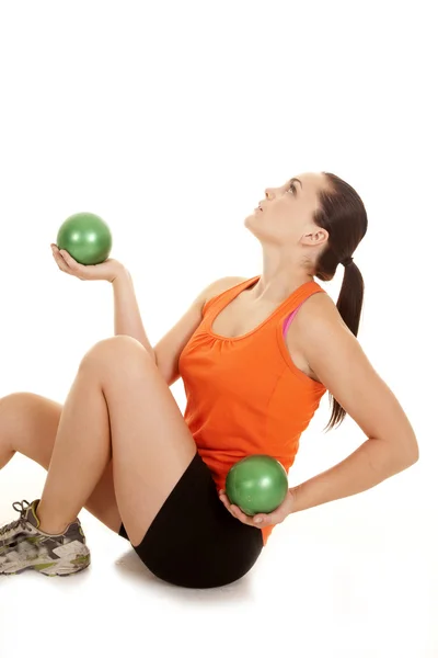 Fitness laranja top bolas verdes sentar — Fotografia de Stock