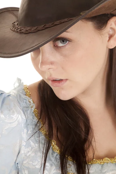 Kobieta wygląda na oko kapelusz — Zdjęcie stockowe