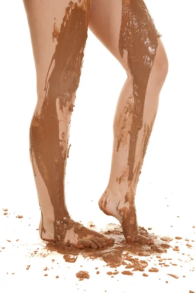 Kvinna med lera på hennes ben — Stockfoto