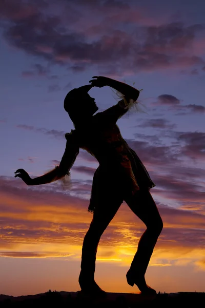 Cowgirl poseren in zonsondergang — Stockfoto