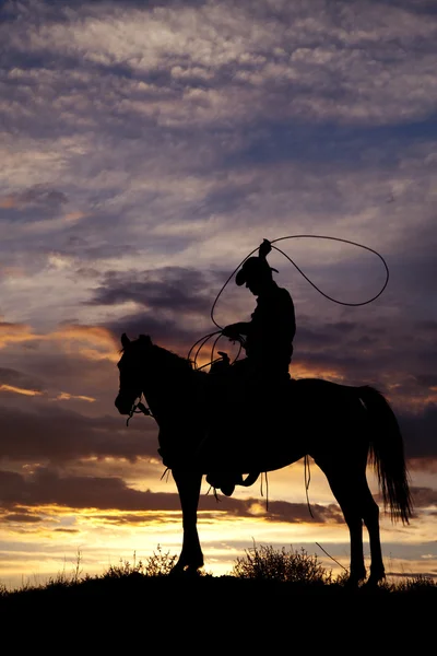 Vaquero a caballo balanceo cuerda — Foto de Stock