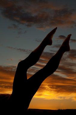silhouete womans bacaklar yukarı sunset