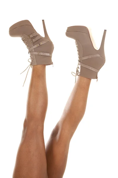 Bacakları koyu kahverengi ayakkabı kadın — Stok fotoğraf