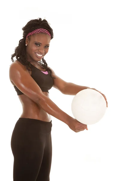 Vrouw houd volleybal — Stockfoto