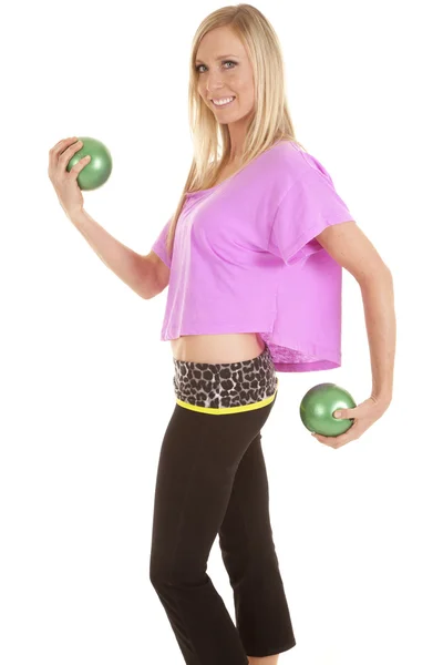 Fitnes levantar bolas verdes mulher rosa — Fotografia de Stock