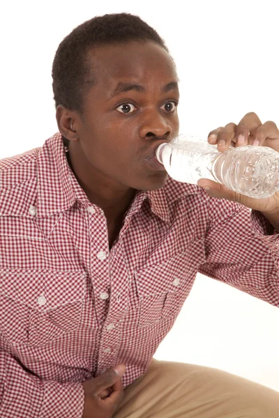 男赤シャツ吸う水のボトル — ストック写真