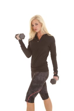 kadın fitness siyah kıyafeti bukleler