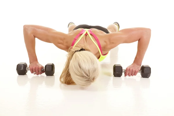 Vrouw pushup op gewichten naar beneden — Stockfoto