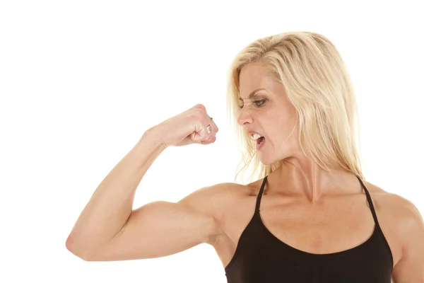 Kvinna som bär svart flex arm mad — Stockfoto