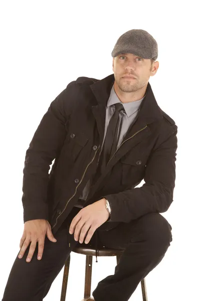 Mann sitzt Hocker schwarze Jacke — Stockfoto