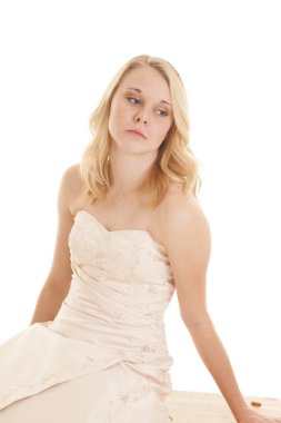 Otur aşağı bakıyor tezgah