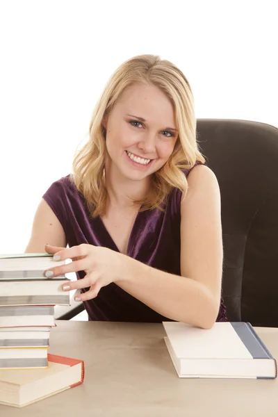 Vrouw stapel boeken — Stockfoto