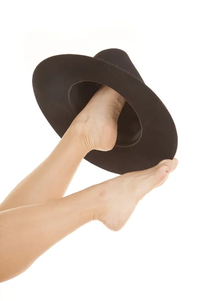 Mujer pies vaquero sombrero en un pie . — Foto de Stock