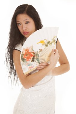 Asyalı kadın beyaz elbise fan