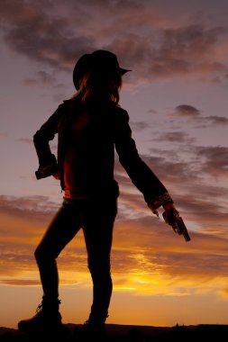 siluet kadın silah noktası aşağı