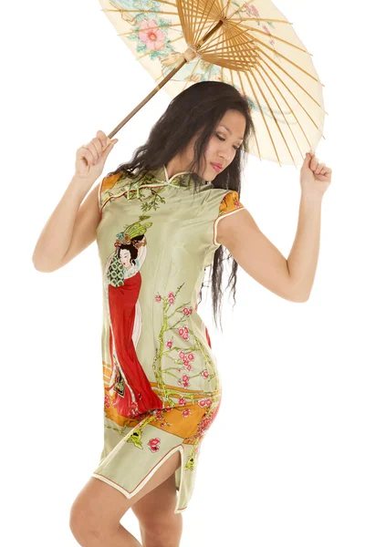 Asiático mulher verde vestido guarda-chuva olhar para trás — Fotografia de Stock
