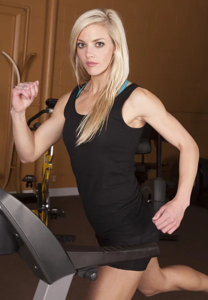 Kobieta działa w siłowni — Zdjęcie stockowe
