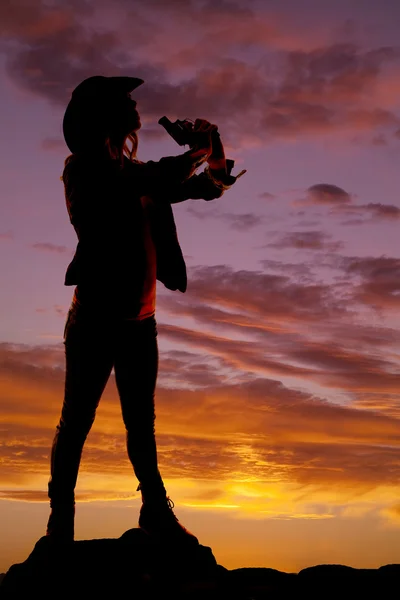 Silhouette woman guns blow — Stock Photo, Image