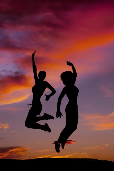 Tow women fitness jumping sunset — Stock Photo, Image