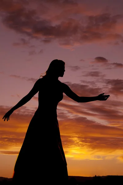 Mujer al atardecer alcanzando — Foto de Stock