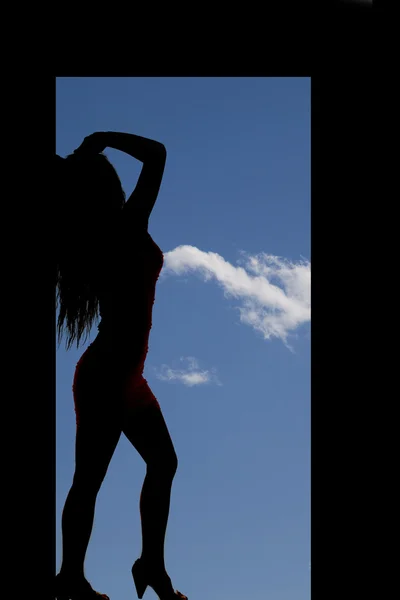 Femme silhouette stand porte — Photo
