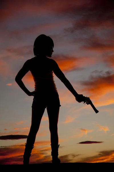 Femme avec pistolet maintenu sur le côté silhouette — Photo