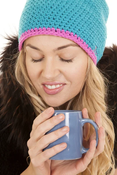 Mujer sombrero abrigo taza ojos cerrado —  Fotos de Stock