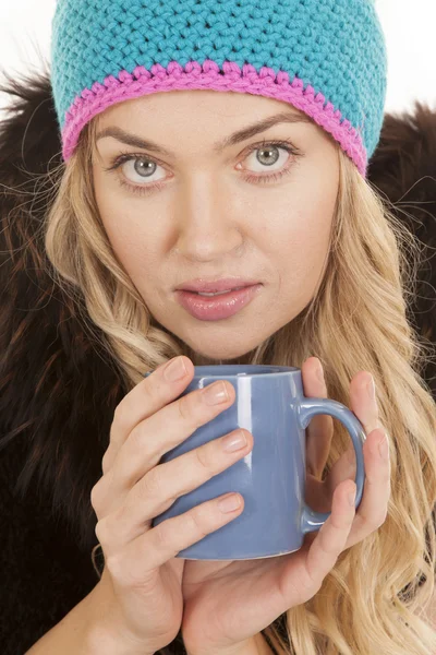 Chapeau chaud manteau mug look — Photo