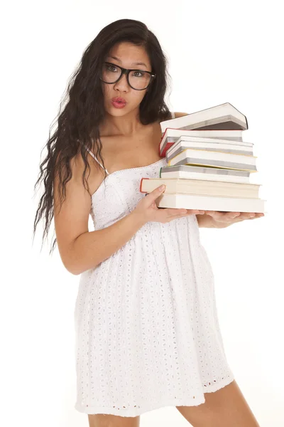 Asiática mulher segurando pilha de livros — Fotografia de Stock