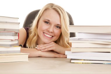 kadın kitap yığınları gülümseme arasında