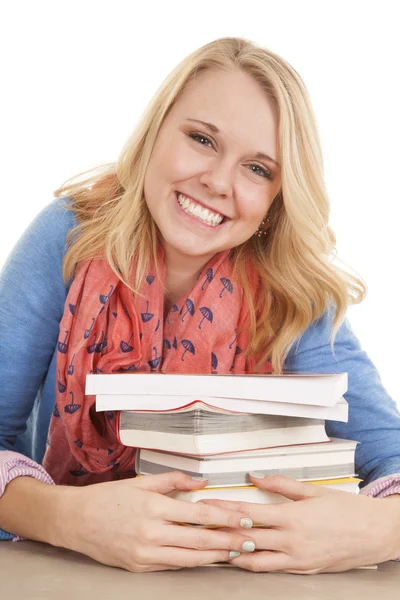 Menina segurar livros sorrindo — Fotografia de Stock