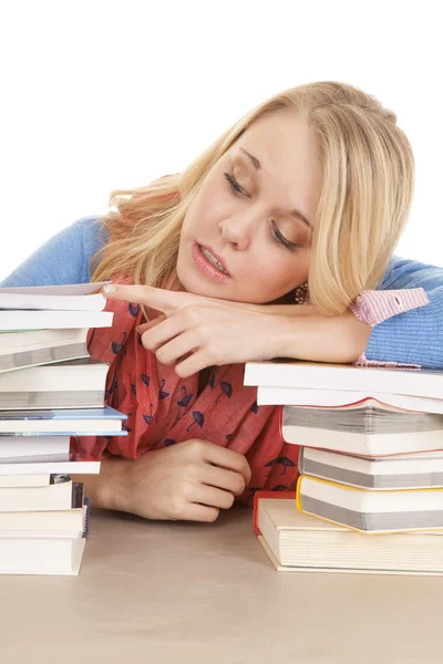 Menina leigos em livros olhar lado — Fotografia de Stock