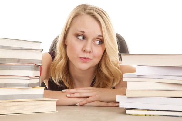 Mujer entre libro apilados sonrisa — Foto de Stock