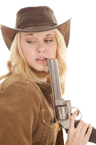 Žena zbraň do úst ohlédnutí — Stock fotografie
