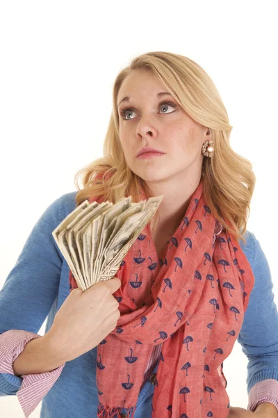 Mujer bufanda roja abanico dinero — Foto de Stock