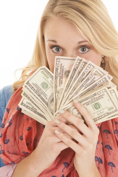 Mulher lenço vermelho olhar sobre o dinheiro — Fotografia de Stock
