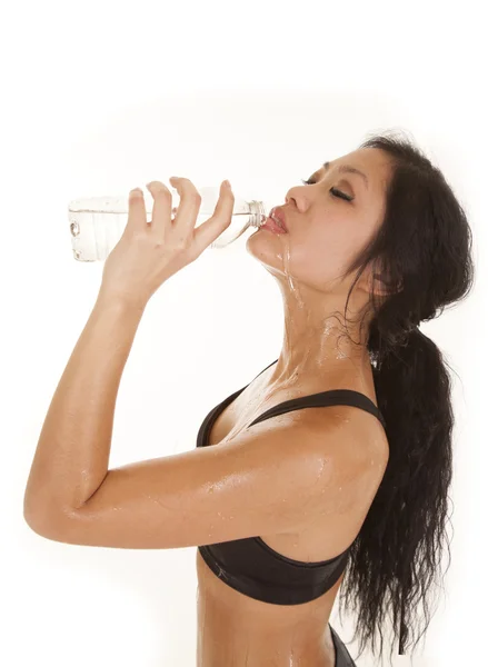 Aziatische vrouw fitness drinkwater — Stockfoto