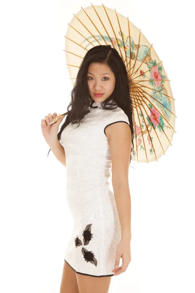 Mulher asiática vestido branco guarda-chuva olhar — Fotografia de Stock