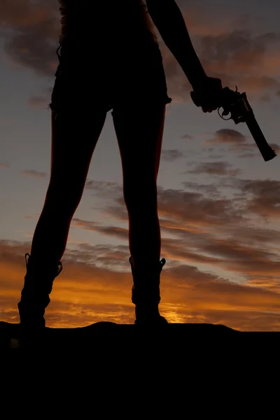 Pernas de mulher e silhueta de arma — Fotografia de Stock