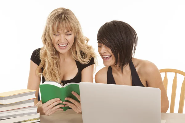 Frau Computer und Buch lesen Lächeln — Stockfoto